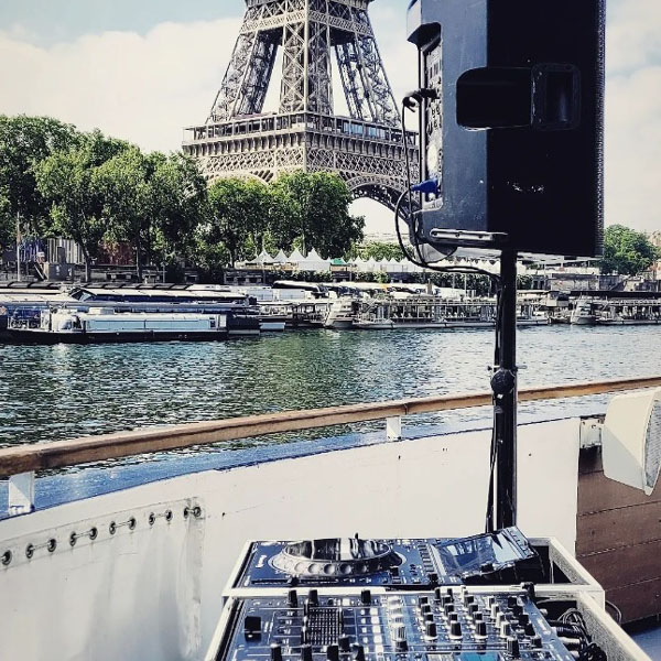 Concert DJ set avec platines Pioneer, enceintes et jeux de lumière AVLS